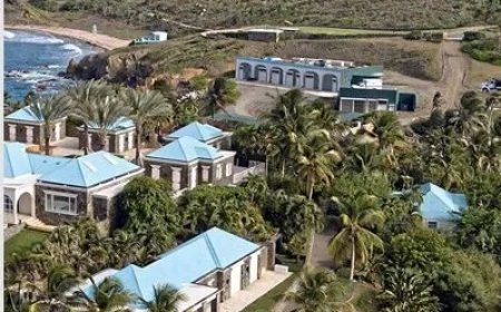 Nieuwe foto’s tonen het privéparadijs Jeffrey Epsteins privé-eiland van een zedendelinquent