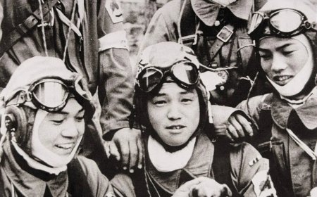 WIST U DAT: In 1945 enkele Japanse kamikazepiloten zich voor vertrek lieten fotograferen met 
