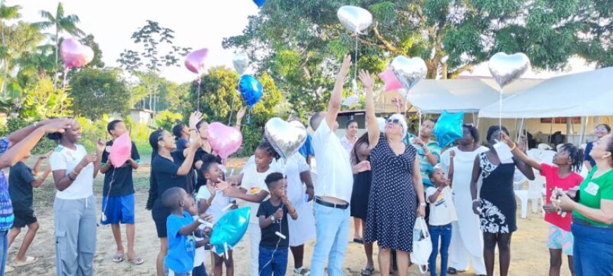 Ballonnen dragen hun namen: Tamansarie herdenkt vijf kinderen