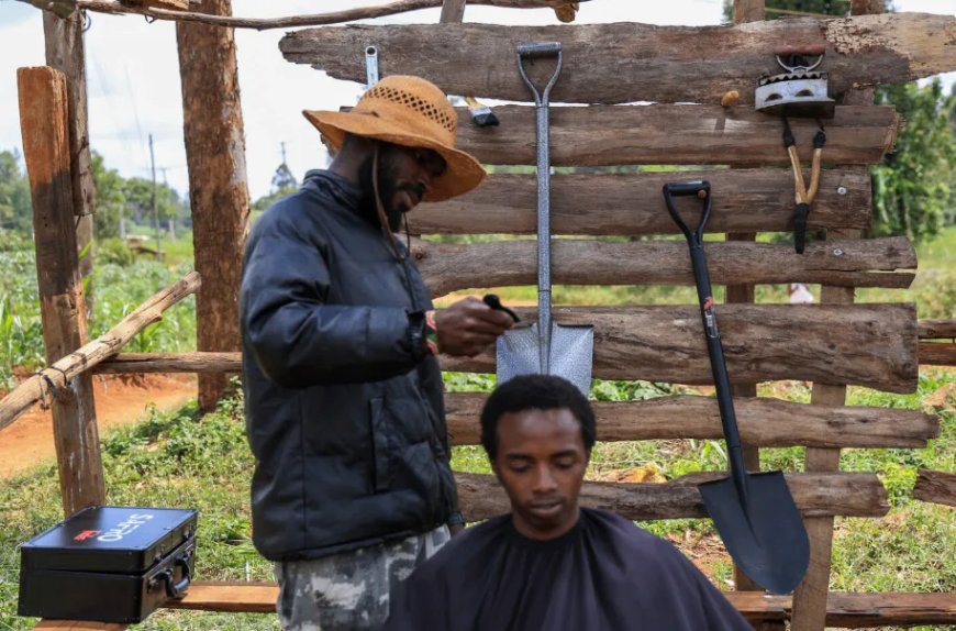Opmerkelijk – Keniaanse kapper gebruikt tuingereedschap om klanten te ‘knippen’