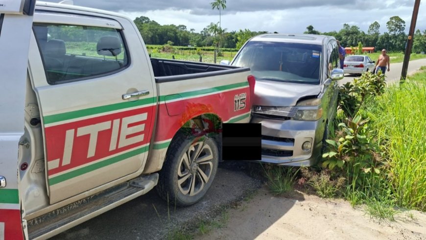 Dronken bestuurder zonder rijbewijs rijdt politievoertuig aan en vlucht