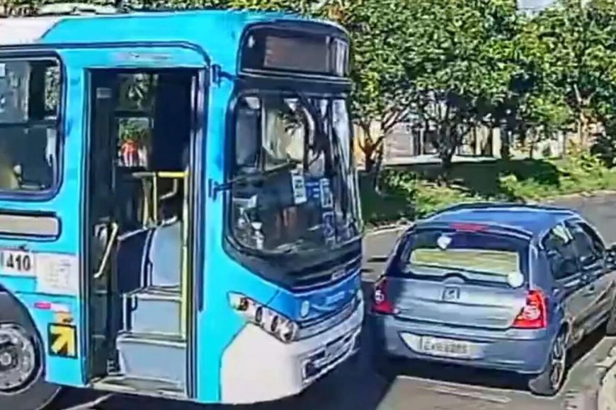 Braziliaanse buschauffeur verliest zijn geduld en duwt auto van de weg na verkeersruzie