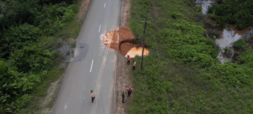 Verzakking Avobakaweg legt verborgen infrastructuur bloot