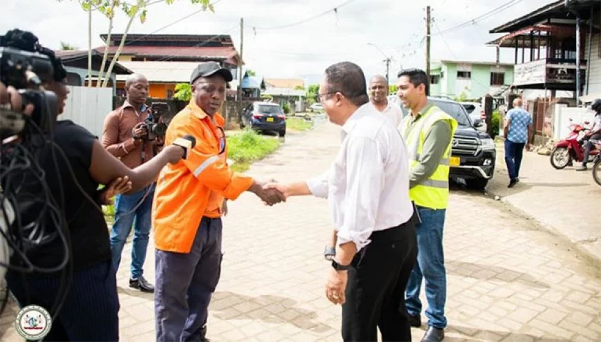 Rusland bekijkt waterproblematiek Djoelstraat ter plaatse