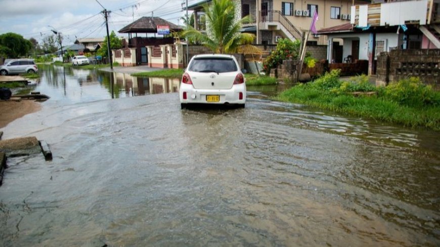 Waarnemend president Rusland oriënteert zich ter plaatse over wateroverlast in Djoelstraat