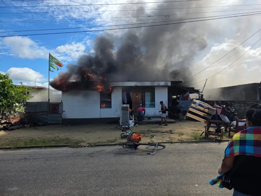 Laagbouwwoning aan Adroestraat door brand verwoest