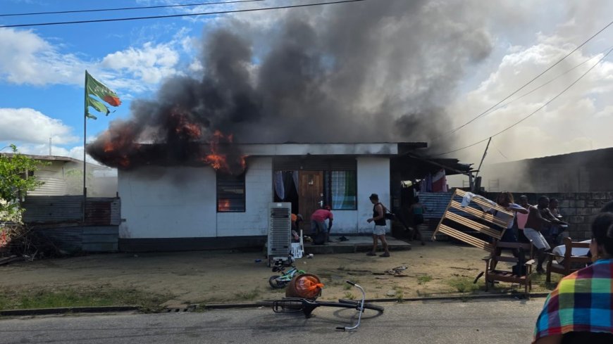 Brand verwoest twee woningen aan Adroestraat