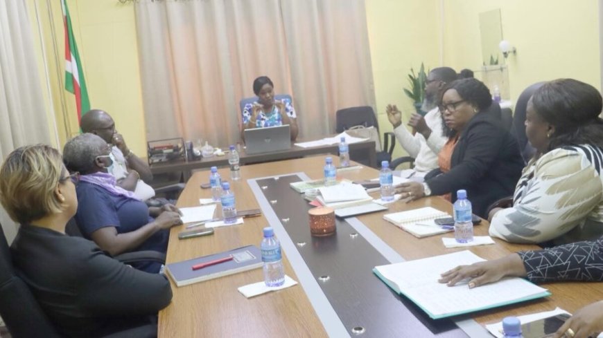 Minister RO voert overleg na bondsstaking, commissie-overleg ingesteld