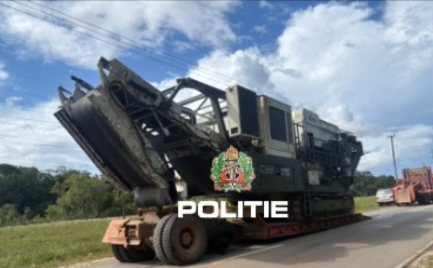 Band van vrachtwagen schiet los en veroorzaakt botsing op Avobakaweg