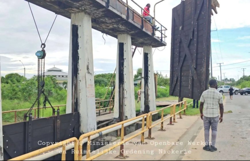 Nieuwe sluisdeuren bij Hazard Sluis in Nickerie succesvol geplaatst