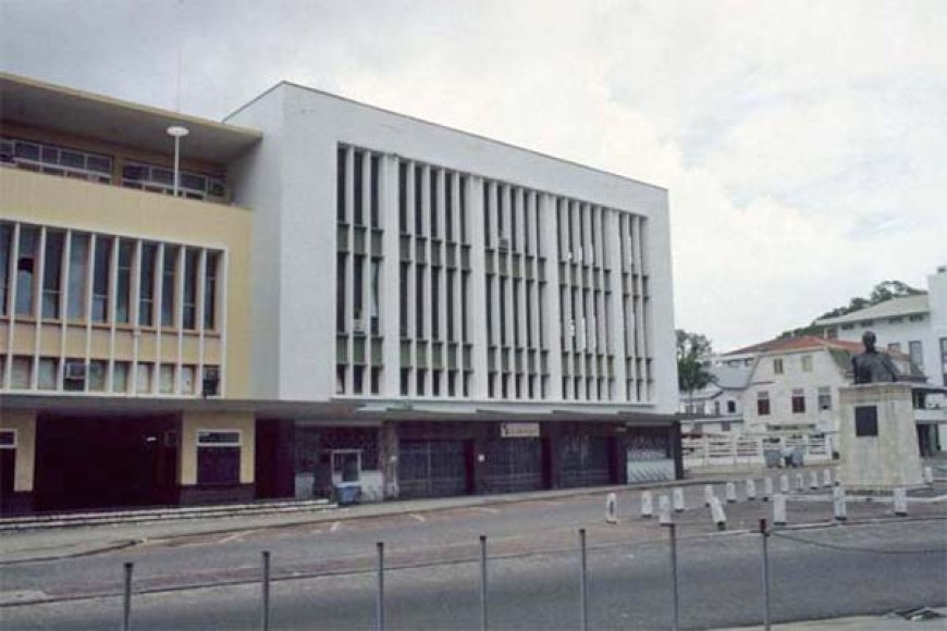 Surpost-directeur Anandbahadoer per direct ontheven