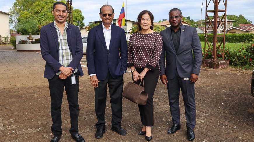 NDP-assembleeleden tekenen condoleanceregister bij Venezolaanse ambassade