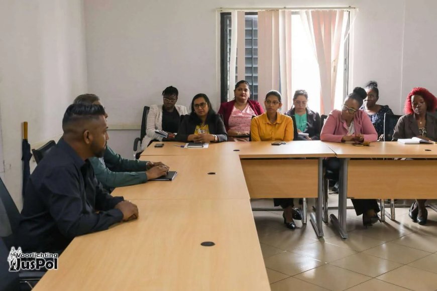 Wetgevingsjuristen hebben zes maanden de tijd omopleiding af te ronden