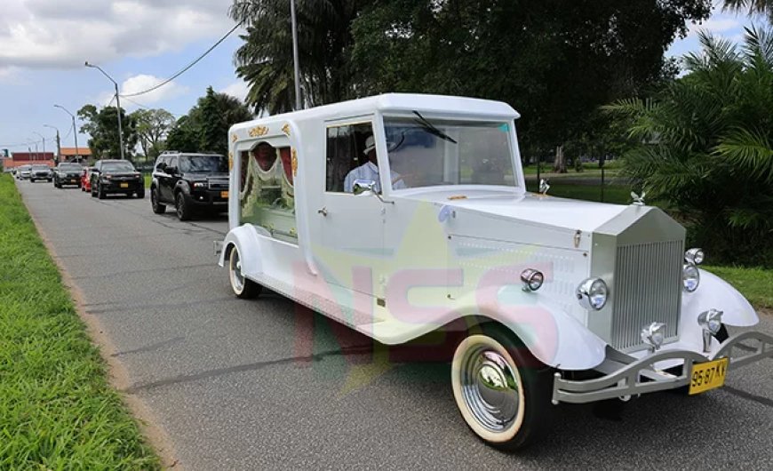 Astrid Roemer ten ruste gelegd