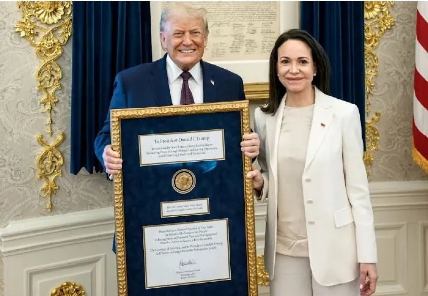 Machado overhandigt haar Nobelprijsmedaille aan Trump.