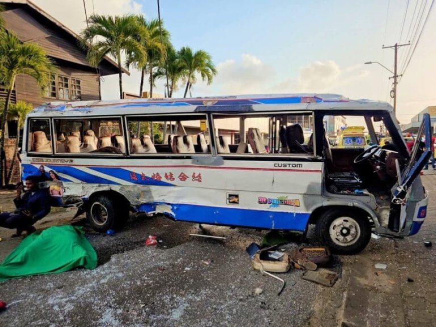 Bus slaat vier keer over de kop bij dodelijke aanrijding Johannes Mungrastraat