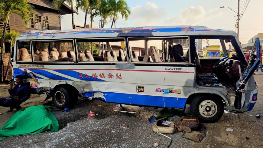 Twee slachtoffers in kritieke toestand na zware aanrijding auto en lijnbus Johannes Mungrastr