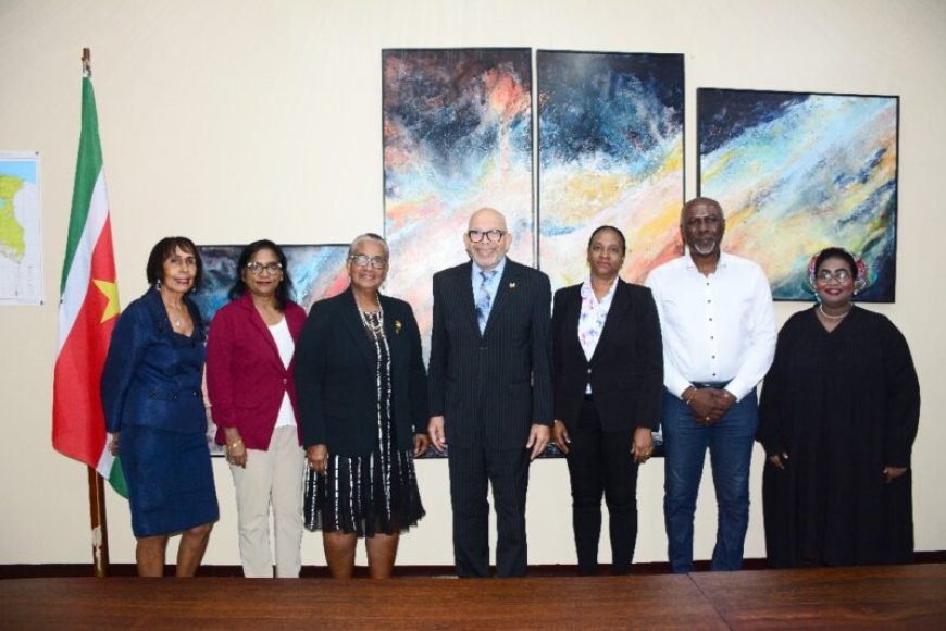 Nieuw bestuur geïnstalleerd bij Anton de Kom Universiteit