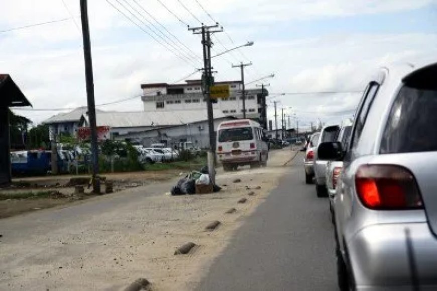 “Veel straatverkopers zijn bang om te werken ineen straat met druk verkeer of waar bussenrijd