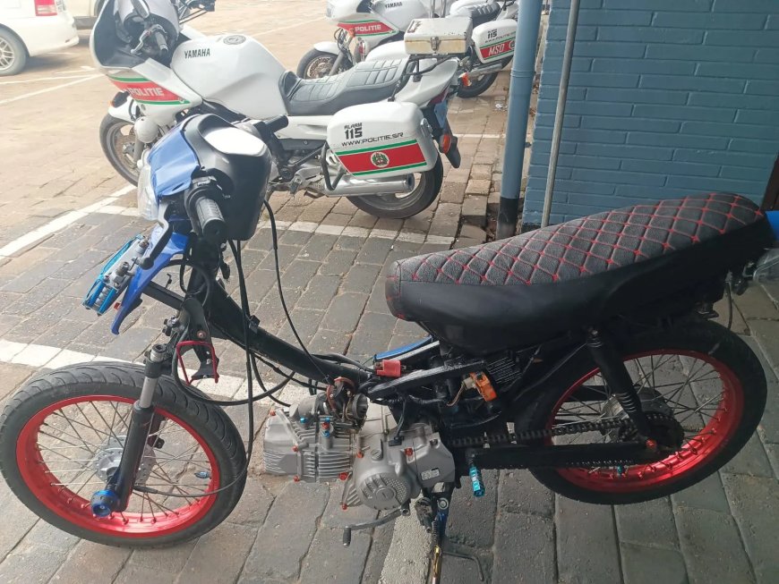Motoragent politie Regio West neemt opgevoerde bromfiets in beslag