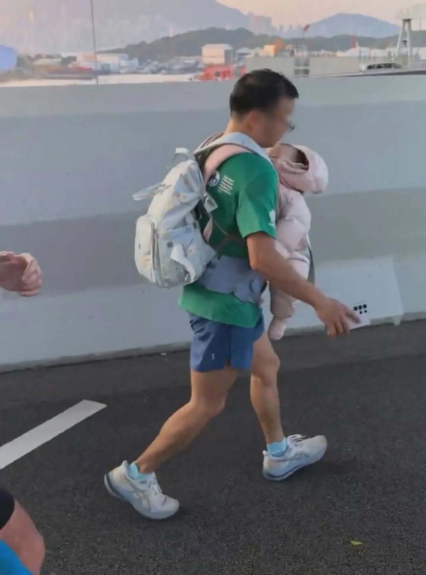 Opmerkelijk – Politie Hongkong onderzoekt deelname man met baby op zijn borst