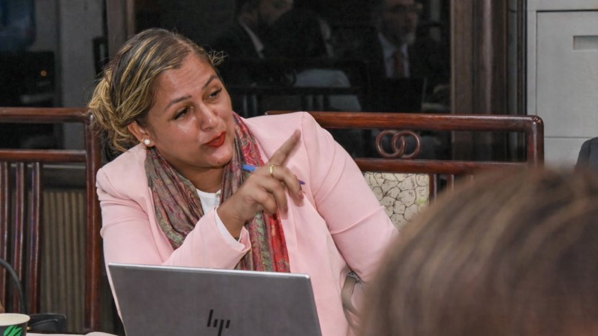 Jarbandhan stelt president Simons vragen over massale ontheffingen bij Onderwijs