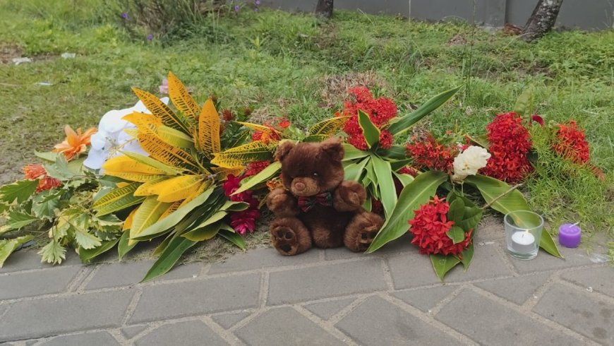 “A pasi o opo”: stilte, tranen en gebed op plek van dodelijk busongeval Johannes Mungrastraat