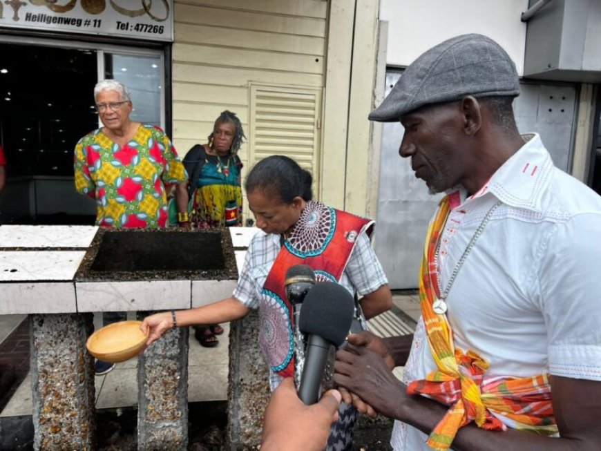 Bloemenhulde bij Kodjo, Mentor en Presentplein: ‘Zonder geschiedenis ben je een boom zonder w