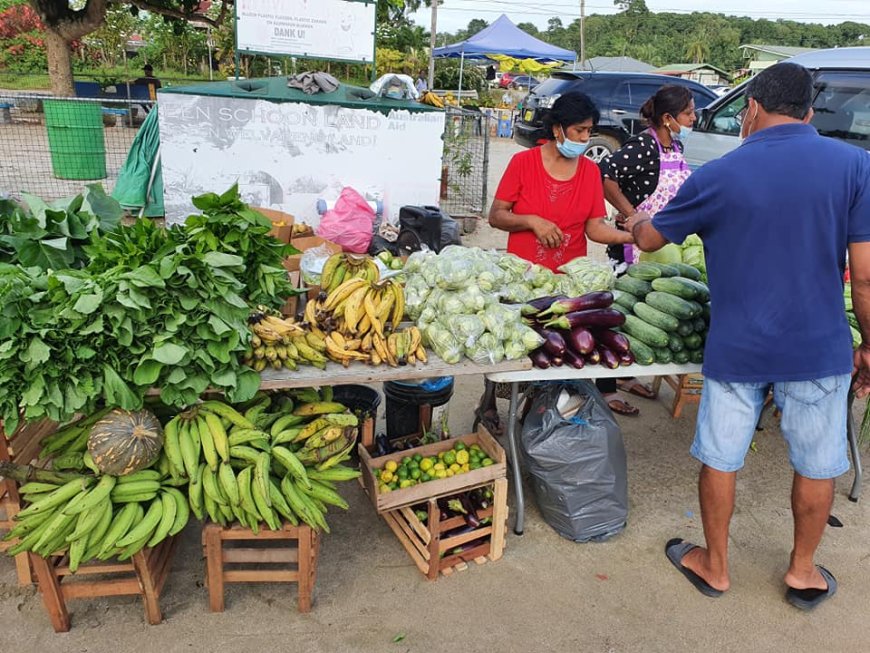 Straatverkoper Desmond probeerde naast tweedehands kleding ook groenten te verkopen