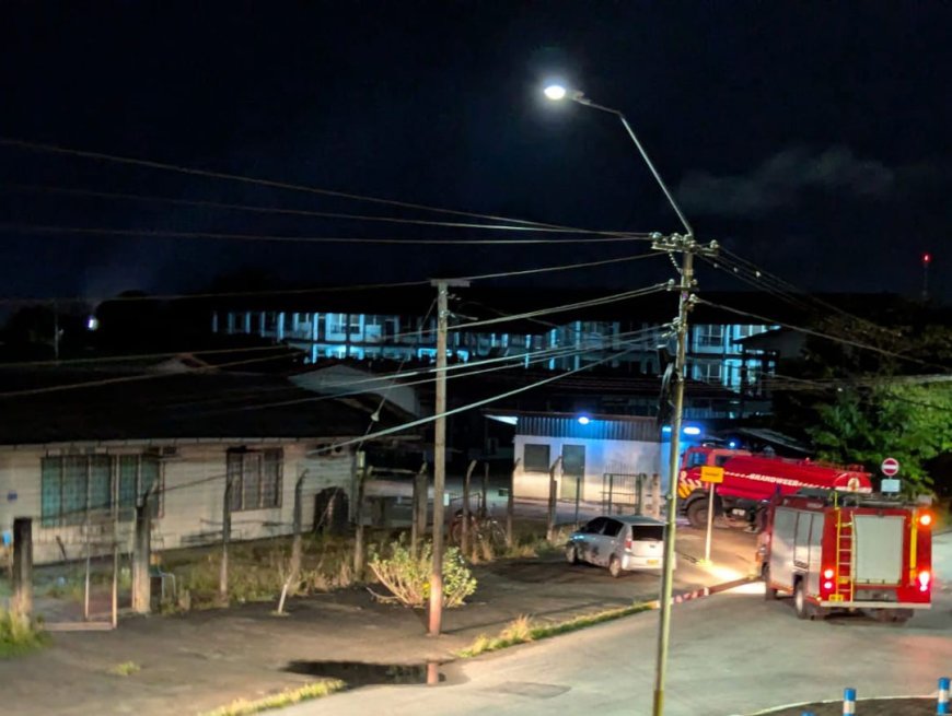 Minister Currie bezoekt HAVO 4 na brand