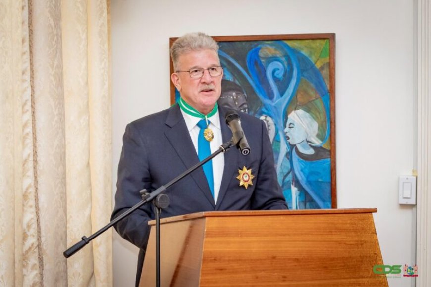 Vertrekkende Amerikaanse ambassadeur Faucher onderscheiden