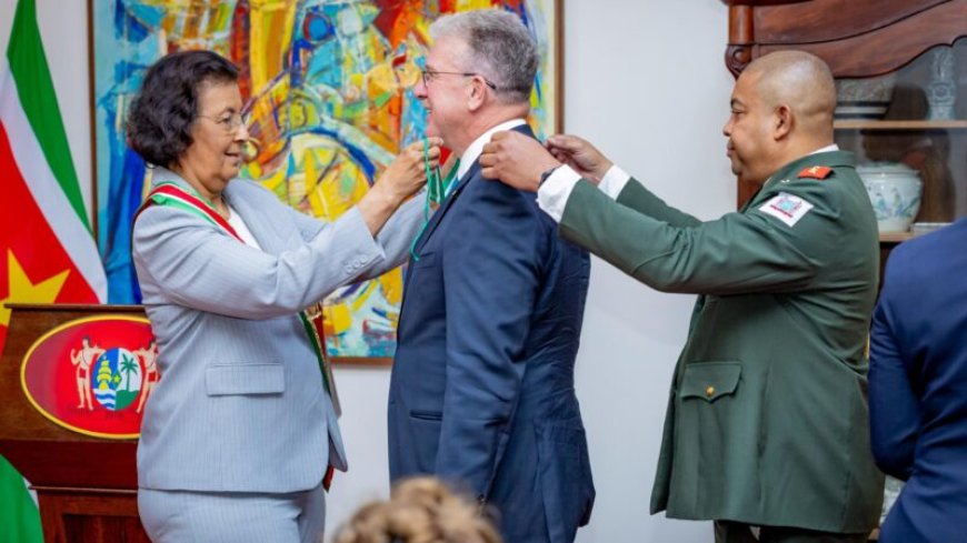 Afscheid met hoogste eer: Faucher ontvangt Grootlint op presidentieel paleis