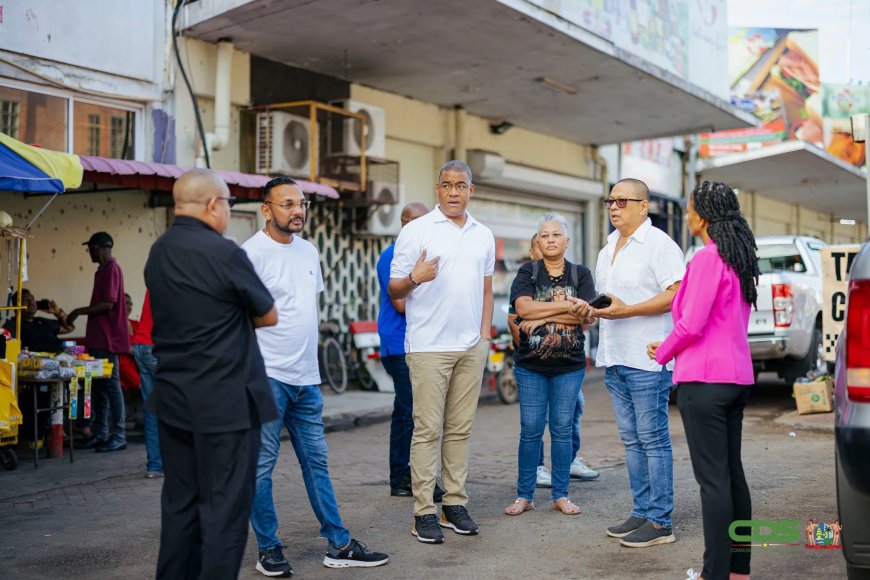 Minister EZOTI brengt werkbezoek aan Centrale Markt Paramaribo