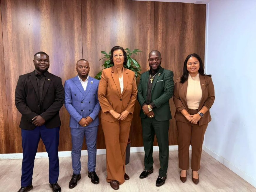 Directie Melkcentrale presenteert plannen aan president Simons