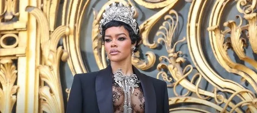 Actrice Teyana Taylor draagt in Parijs sieraden die sterj aan gestolen Louvre-stukken doen de