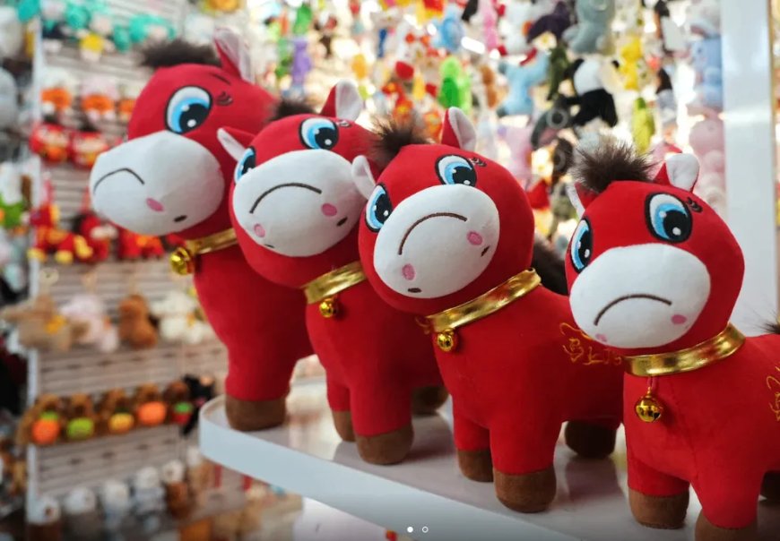 Opmerkelijk – Chinees treurig knuffelpaard door naaifout onverwacht wereldhit