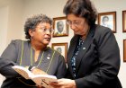 President Simons feliciteert premier Mottley met historische verkiezingswinst in Barbados