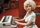 Weetje van de dag – Vandaag in 1981: Dolly Parton scoort met ‘9 to 5’ grootste hit uit haar c
