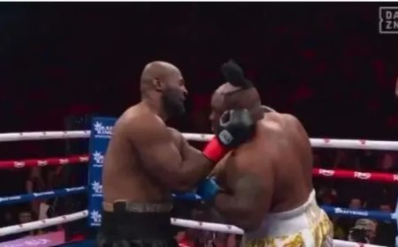 Zwaargewicht bokser verliest pruik na klap van tegenstander