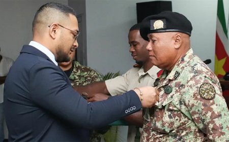 42 militairen bevorderd; uitvoering defensiebeleid