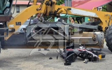 Zware aanrijding met motorgrader laat minderjarige bromfietser zwaargewond achter