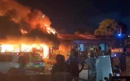 Twee woningen volledig verwoest door brand aan Florris Zwakkestraat