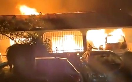 Felle woningbrand verwoest woningen en auto in Flora