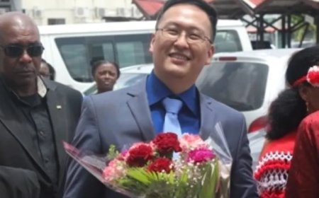 Er is wel geld voor reizen en feesten, maar niet voor het volk