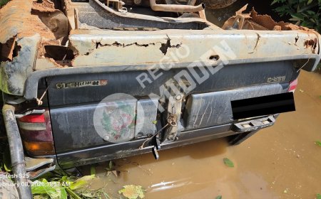 Zwaar beschadigde terreinwagen aangetroffen in kreek langs weg naar Pusugrunu