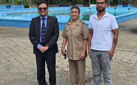 Indiase ambassadeur Subhash Gupta bezoekt Nickerie Indoor Stadium 