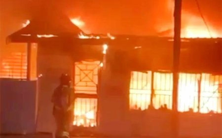 Woning en zakenpand verwoest door felle brand Jacquelineweg