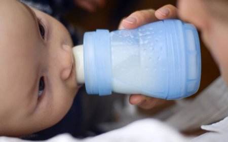 Derde Franse baby overleden: nieuw onderzoek naar mogelijk vervuilde voeding