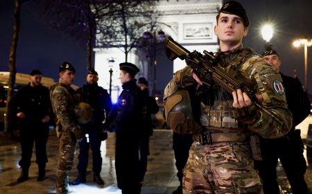 Franse politie schiet man dood die agent bedreigde met mes bij Arc de Triomphe