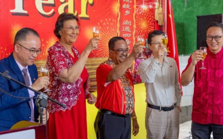 President en vicepresident vieren Chinees Nieuwjaar bij Chung Fa Foei Kon